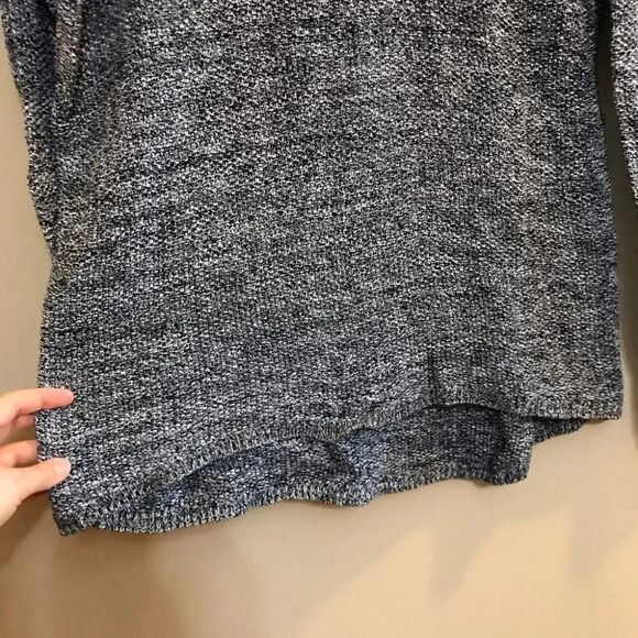 H&M Womens Sz M Marled V-Neck Long Sleeve Sweater Black Grey - Picture 3 of 6